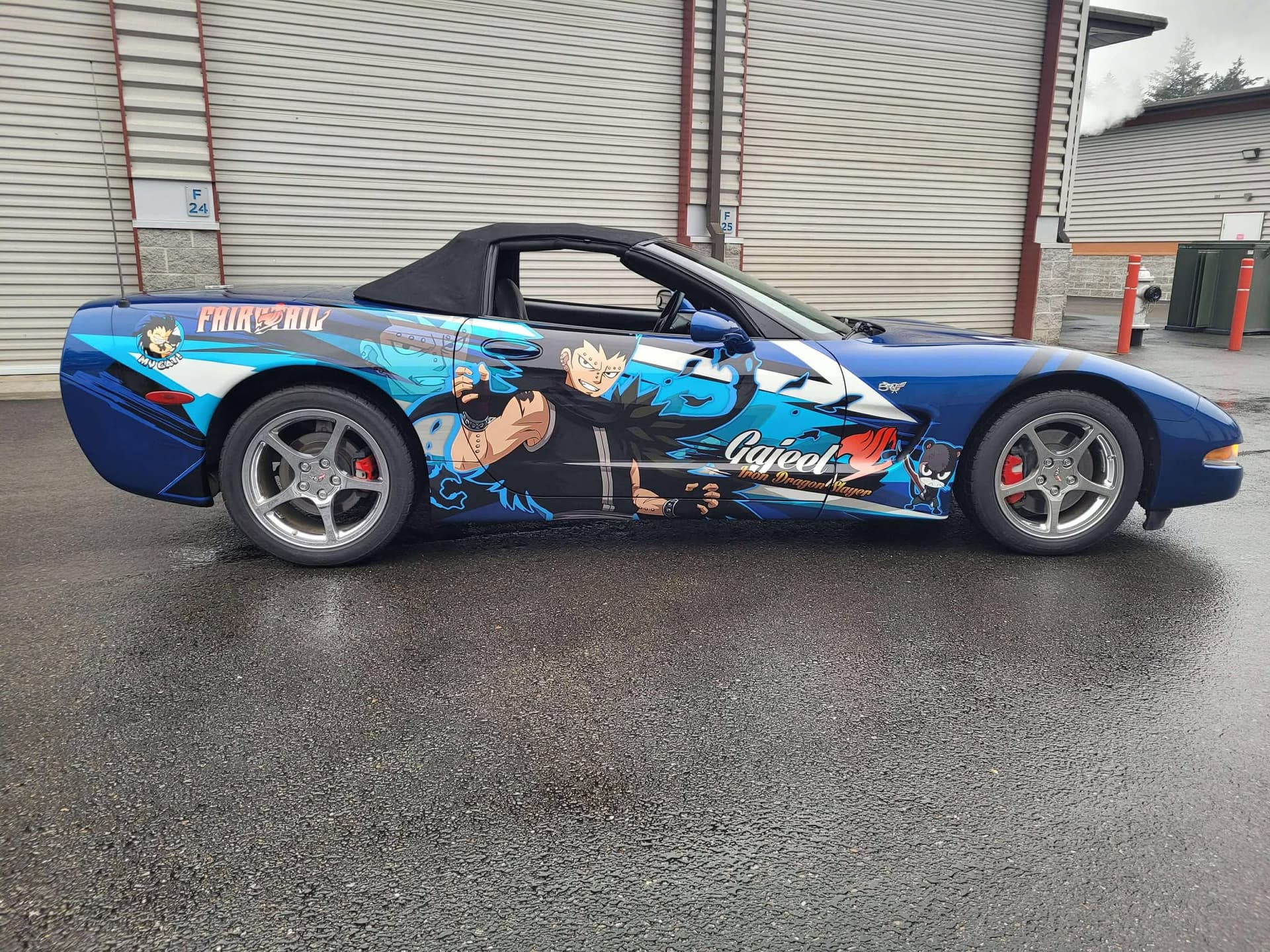 Wie viel kostet eine Autofolierung? Wir rechnen für Ihren Itasha vor