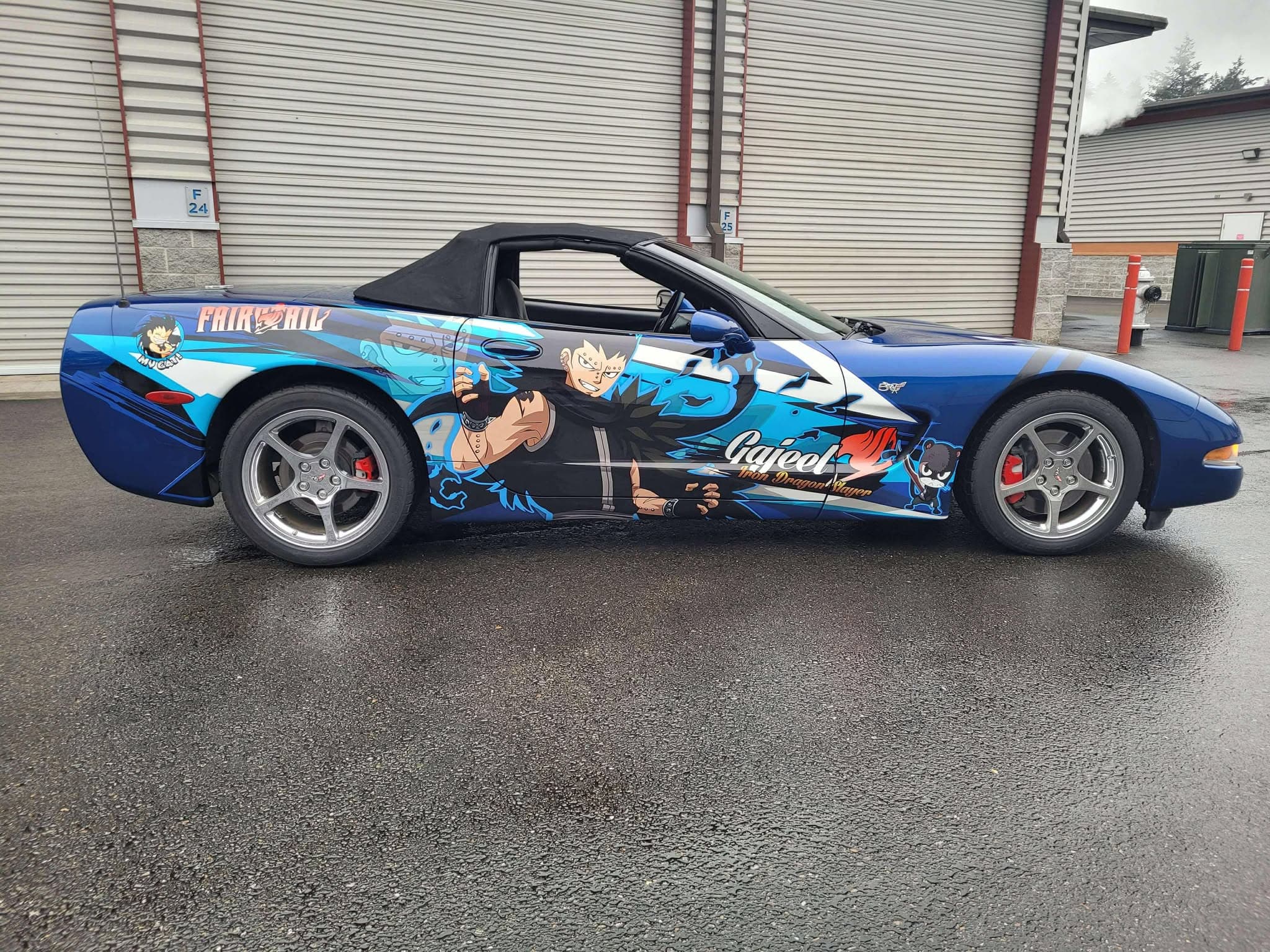 Wie viel kostet eine Autofolierung? Wir rechnen für Ihren Itasha vor
