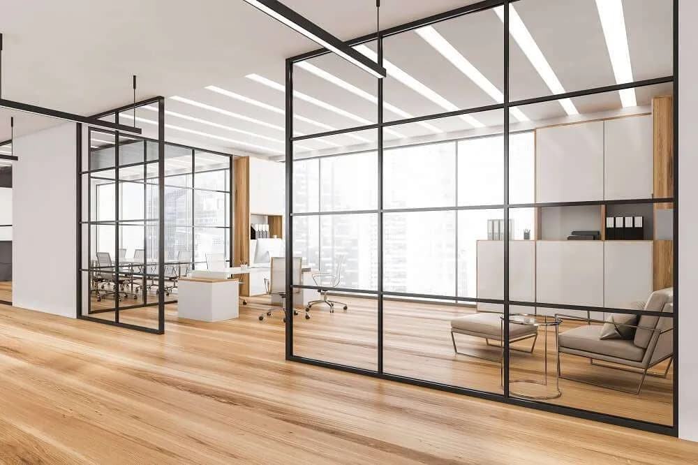Studio 30: Stilvolle und moderne Glastrennwände für ein lichtdurchflutetes und offenes Arbeitsumfeld