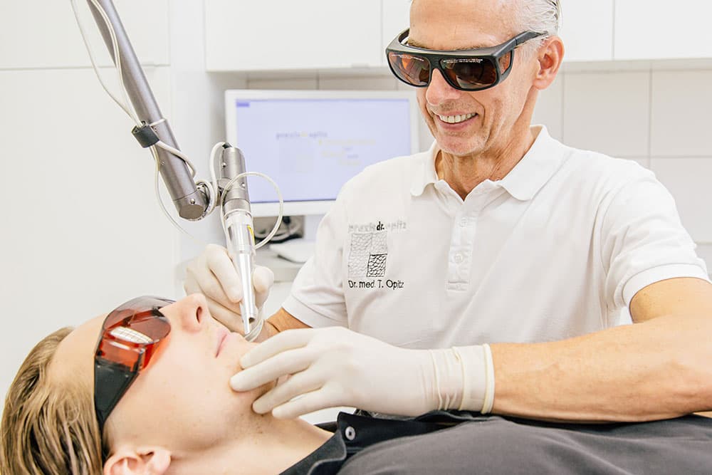 Dermatologie entschlüsselt: Entdeckungen beim Hautarzt