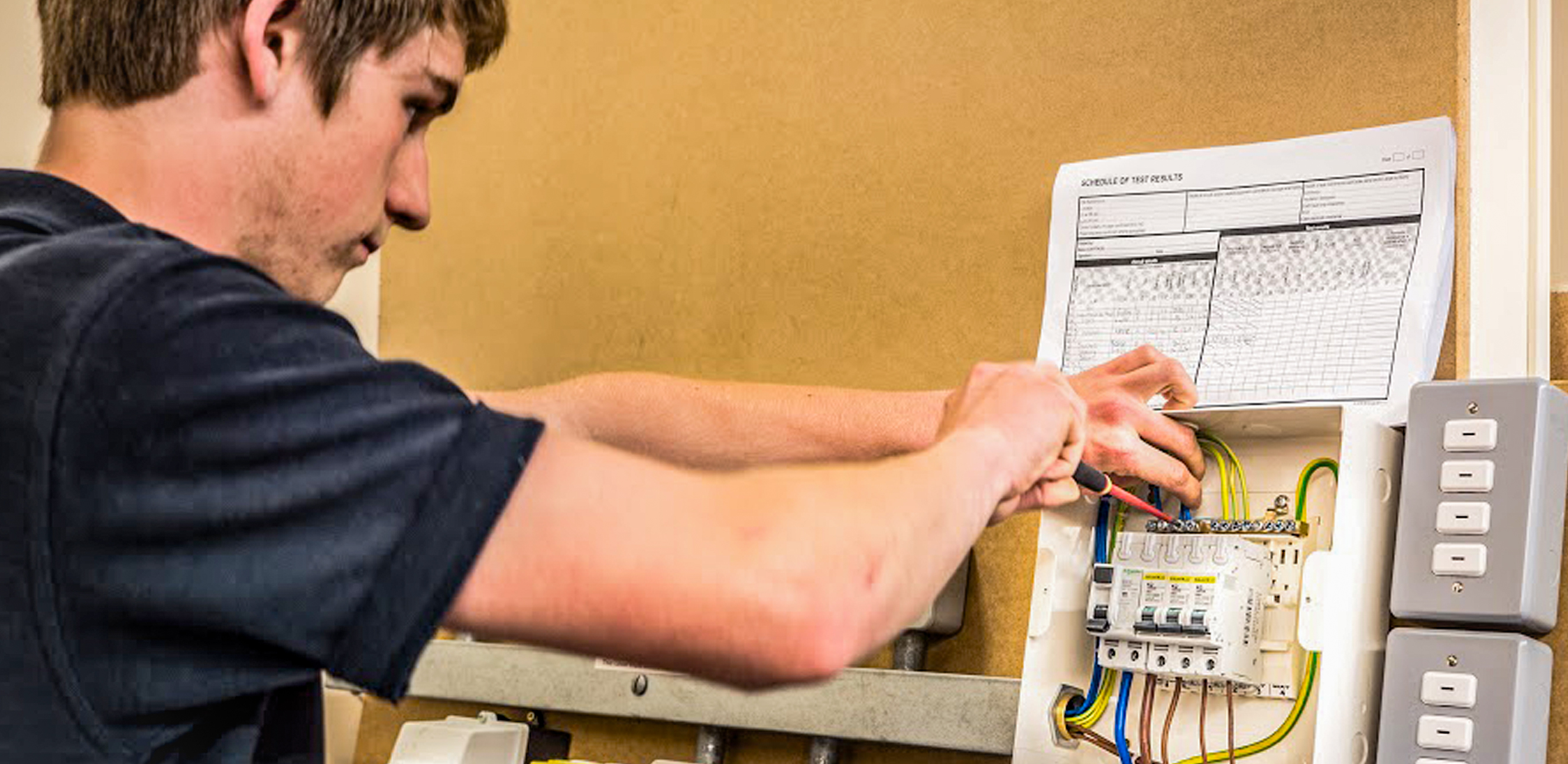 Warum eine vorschriftsmäßige Prüfung ortsfester elektrischer Anlagen langfristig lohnt