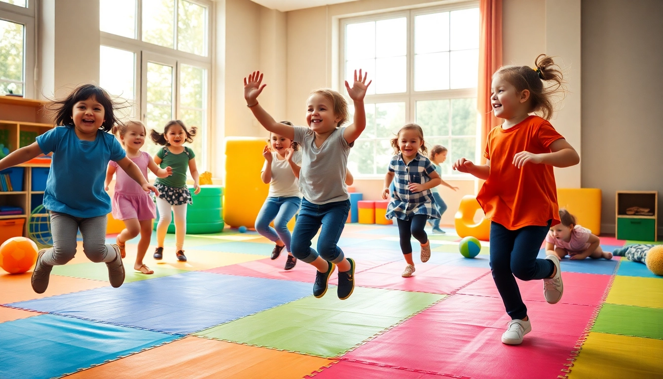 Kinder spielen drinnen mit verschiedenen Bewegungsspielen, mehr dazu lesen und Spass haben!